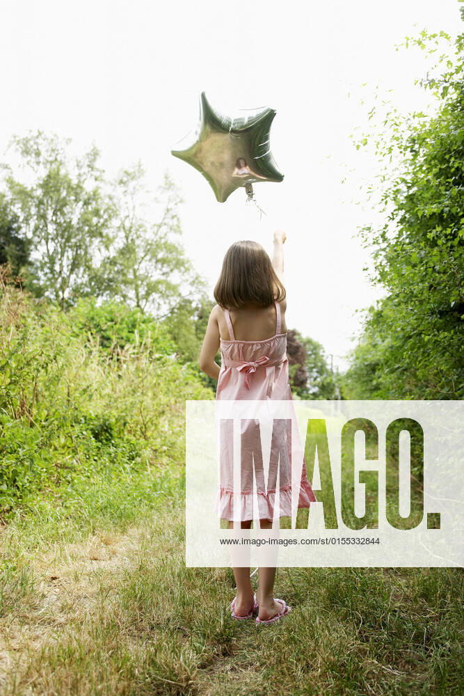 IMAGO Creative: Gesellschaft, Schule, Schulanfang Little Girl With Balloon In Park, model released, , property released, , 9911876.jpg, Escapism, Playing, Garden, Countryside, Rear View, Caucasian, Backyard, Outside, Dreams, Hedge, Releasing, Silver, Summer Dress, Lane, Star, Shaped, Rural, Balloon, London, Outdoors, Day, Standing, Casual, Recreation, Elementary, Child, Childhood, Children, Girl, Summer, Dress, Holding, One, Person, Party, Shiny, Innocence, Helium, Adorable, Brunette, Brunet, Leisure, Kid, Lifestyle,