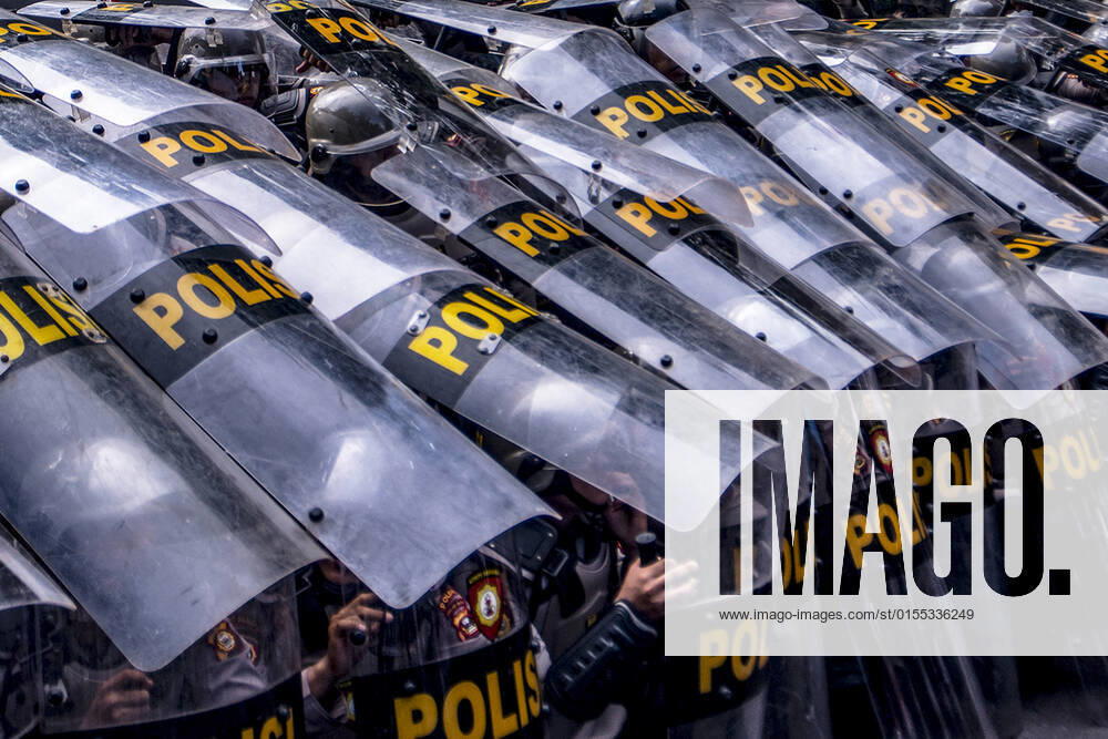 Police guarding student demonstrations refuse to take steps to increase Indonesia s presidential mandate in Palembang, Monday 11 April 2022. Palembang Indonesia - ZUMAp194 20220411_zip_p194_004