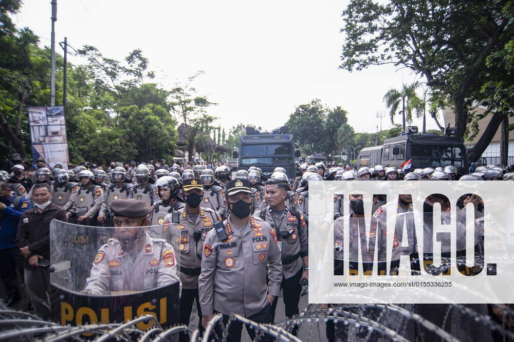 Police guarding student demonstrations refuse to take steps to increase Indonesia s presidential mandate in Palembang, Monday 11 April 2022. Palembang Indonesia - ZUMAp194 20220411_zip_p194_005