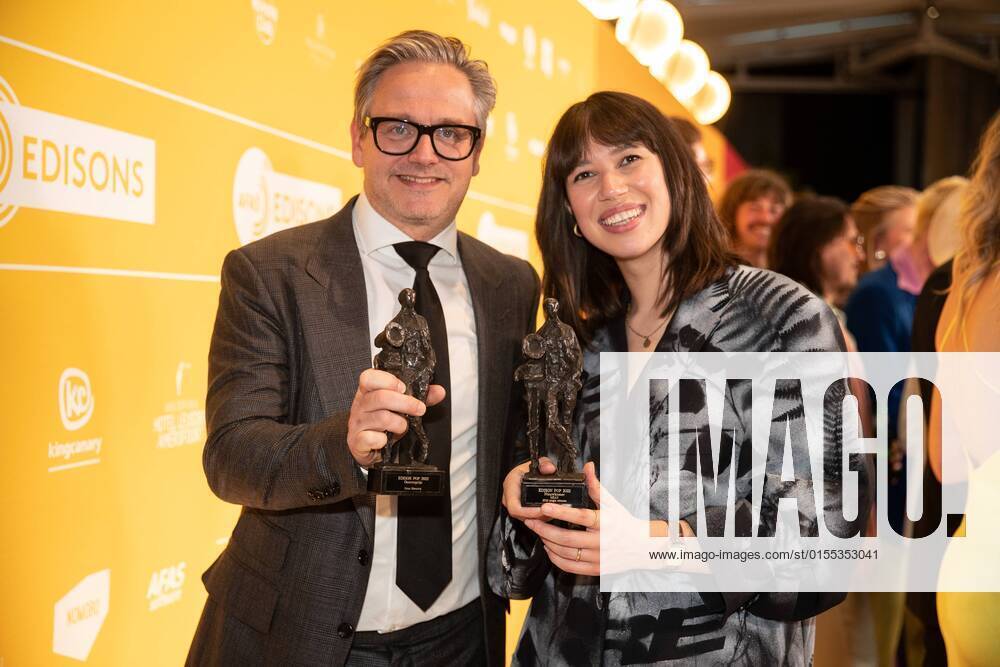 2022 04 11 19 23 43 LEUSDEN Guus Meeuwis with his Pop Edison Oeuvre Prize after the presentation of the Edison Pop Prizes 2022 together with singer Meau, who received an Edison for best newcomer ANP KIPPA PAUL BERGEN netherlands out belgium out