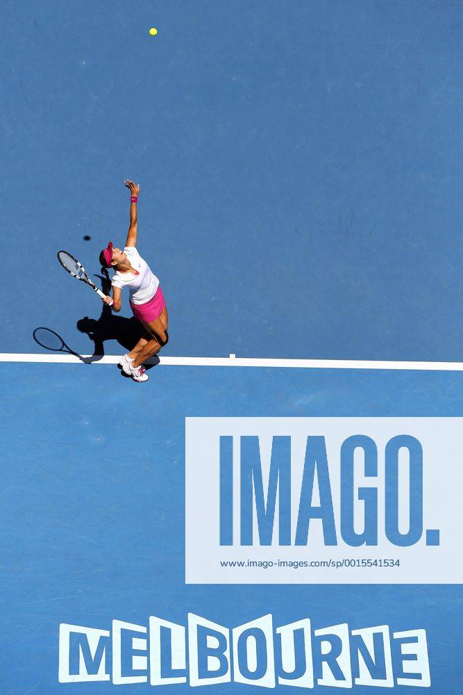 (140123) -- MELBOURNE, Jan. 23, 2014 (Xinhua) -- Li Na of China serves the women s singles semifinal match at 2014 Australian Open tennis tournament in Melbourne, Australia