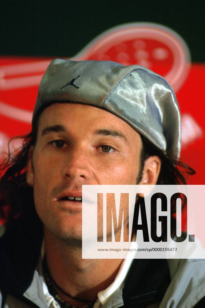 Carlos Moya (Spanien) auf der Pressekonferenz Tennis Herren Licher German Open 1999, ATP-Tour, Sand, Sandplatz, Sandplatztennis, Sandplatzturnier, Porträt Rothenbaum Hamburg
