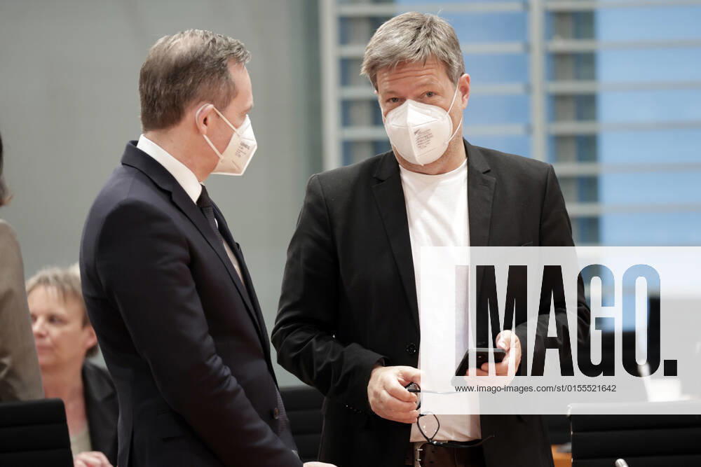 Volker Wissing, Federal Minister for Digital Affairs and Transport, FDP, Robert Habeck, Federal Minister for Economics and Climate Protection, Buendnis 90 Die Gruenen, 15 Cabinet meeting, DEU, Berlin