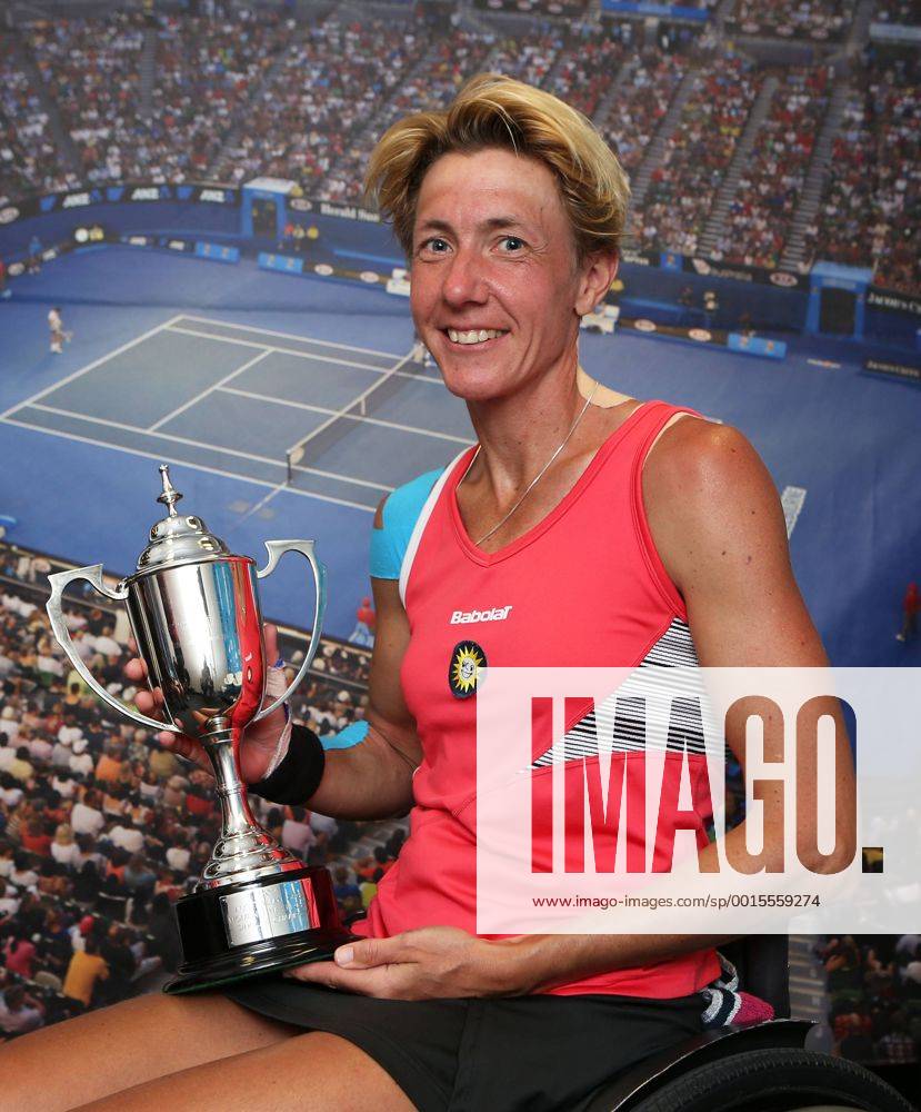 Australian Open 2014, Melbourne Park, ITF Grand Slam Tennis Tournament, Rollstuhl Tennis Siegerin Sabine Ellerbrock (GER) mit dem Pokal, Halbkoerper, Hochformat,