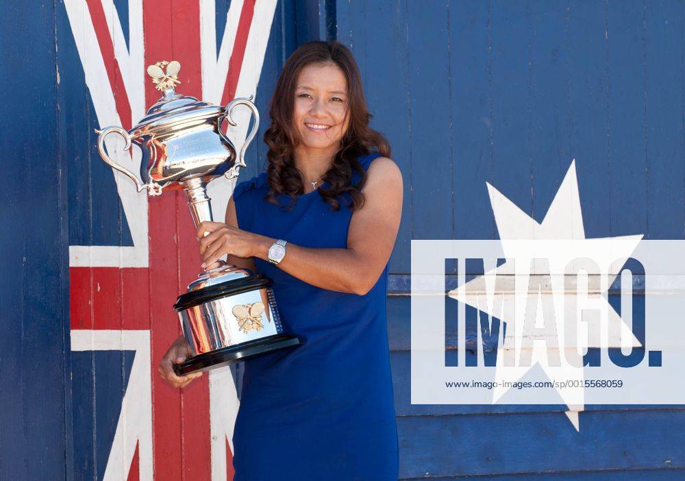 Li Na of China poses for photos with the winner s trophy at Brighton beach in Melbourne, Australia, Jan. 26, 2014. Li Na defeated Dominika Cibulkova of Slovakia in the women s singles final at the 2014 Australian Open tennis tournament and claimed the title on Jan. 25. (Xinhua Bai Xue) (SP)AUSTRALIA-MELBOURNE-TENNIS-LI NA