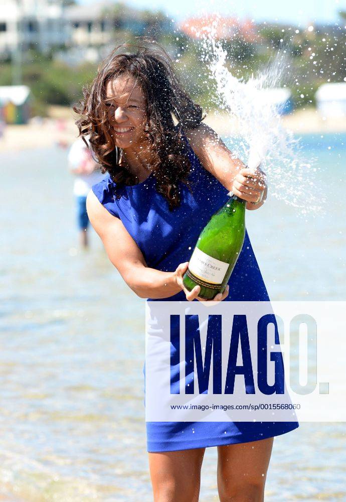 Li Na of China sprays champagne on Brighton Beach in Melbourne, Australia, Jan. 26, 2014. Li Na defeated Dominika Cibulkova of Slovakia in the women s singles final at the 2014 Australian Open tennis tournament and claimed the title on Jan. 25. (Xinhua Li Jundong) (SP)AUSTRALIA-MELBOURNE-TENNIS-LI NA