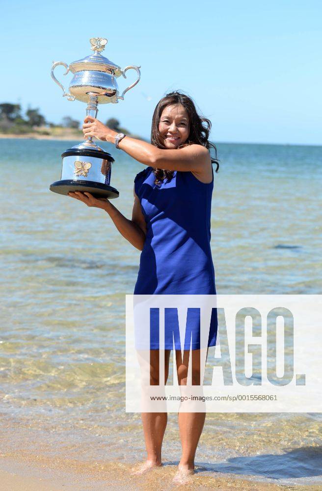 Li Na of China poses with the trophy on Brighton Beach in Melbourne, Australia, Jan. 26, 2014. Li Na defeated Dominika Cibulkova of Slovakia in the women s singles final at the 2014 Australian Open tennis tournament and claimed the title on Jan. 25. (Xinhua Li Jundong) (SP)AUSTRALIA-MELBOURNE-TENNIS-LI NA