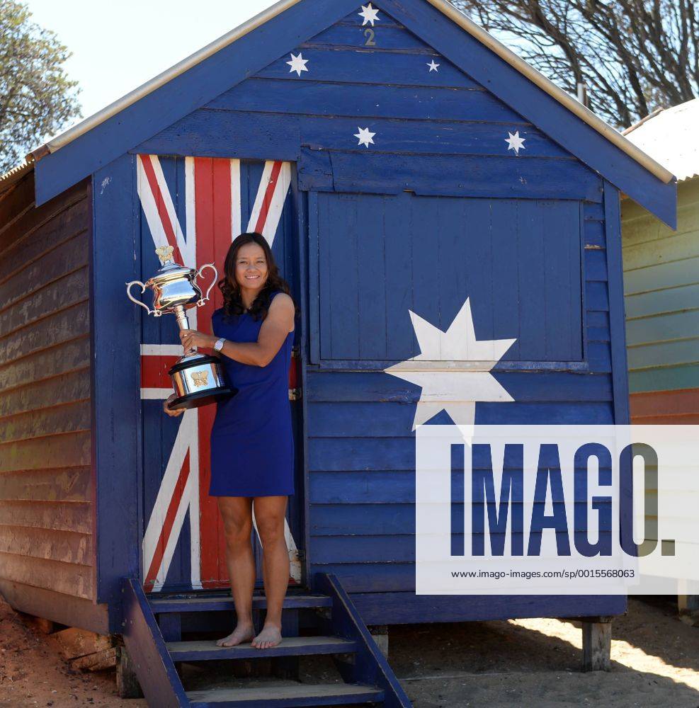 Li Na of China poses with the trophy on Brighton Beach in Melbourne, Australia, on Jan. 26, 2014. Li Na defeated Dominika Cibulkova of Slovakia in the women s singles final at the 2014 Australian Open tennis tournament and claimed the title on Jan. 25. (Xinhua Li Jundong) (SP)AUSTRALIA-MELBOURNE-TENNIS-LI NA