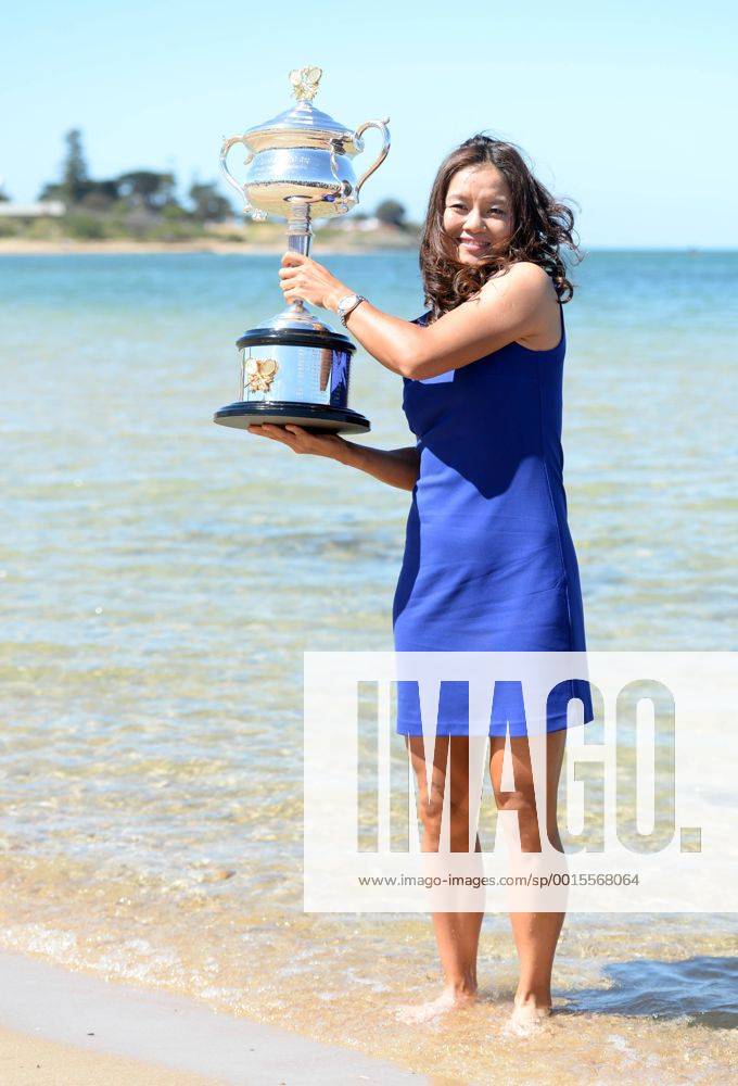 Li Na of China poses with the trophy on Brighton Beach in Melbourne, Australia, on Jan. 26, 2014. Li Na defeated Dominika Cibulkova of Slovakia in the women s singles final at the 2014 Australian Open tennis tournament and claimed the title on Jan. 25. (Xinhua Li Jundong) (SP)AUSTRALIA-MELBOURNE-TENNIS-LI NA