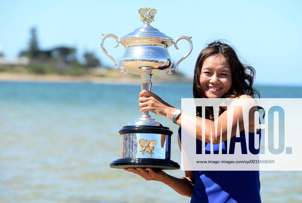 Li Na of China poses with the trophy on Brighton Beach in Melbourne, Australia, on Jan. 26, 2014. Li Na defeated Dominika Cibulkova of Slovakia in the women s singles final at the 2014 Australian Open tennis tournament and claimed the title on Jan. 25. (Xinhua Li Jundong) (SP)AUSTRALIA-MELBOURNE-TENNIS-LI NA