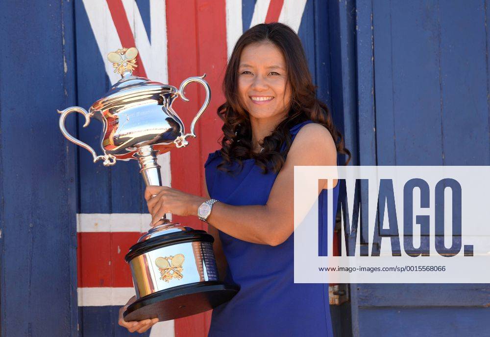 Li Na of China poses with the trophy on Brighton Beach in Melbourne, Australia, on Jan. 26, 2014. Li Na defeated Dominika Cibulkova of Slovakia in the women s singles final at the 2014 Australian Open tennis tournament and claimed the title on Jan. 25. (Xinhua Li Jundong) (SP)AUSTRALIA-MELBOURNE-TENNIS-LI NA