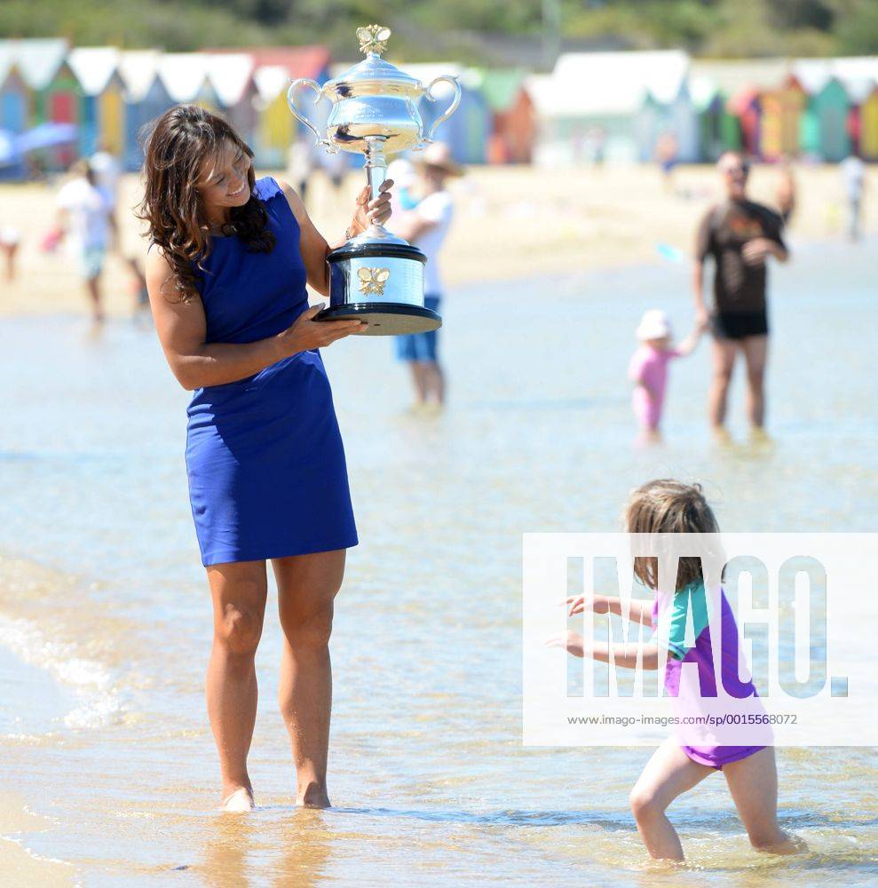 Li Na of China poses with the trophy on Brighton Beach in Melbourne, Australia, Jan. 26, 2014. Li Na defeated Dominika Cibulkova of Slovakia in the women s singles final at the 2014 Australian Open tennis tournament and claimed the title on Jan. 25. (Xinhua Li Jundong) (SP)AUSTRALIA-MELBOURNE-TENNIS-LI NA