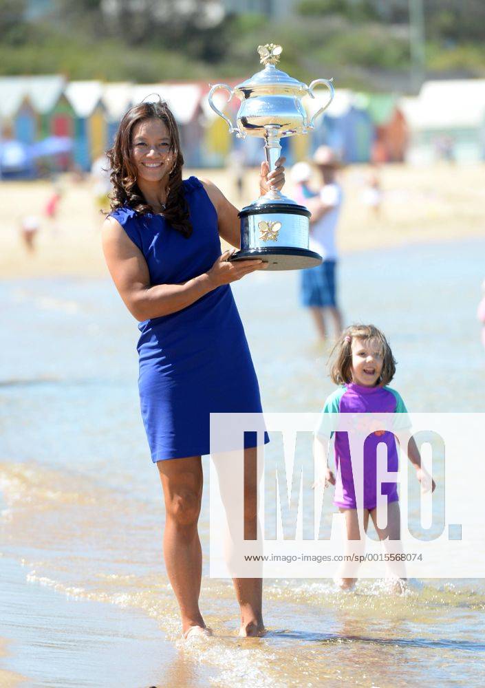 Li Na of China poses with the trophy on Brighton Beach in Melbourne, Australia, Jan. 26, 2014. Li Na defeated Dominika Cibulkova of Slovakia in the women s singles final at the 2014 Australian Open tennis tournament and claimed the title on Jan. 25. (Xinhua Li Jundong) (SP)AUSTRALIA-MELBOURNE-TENNIS-LI NA