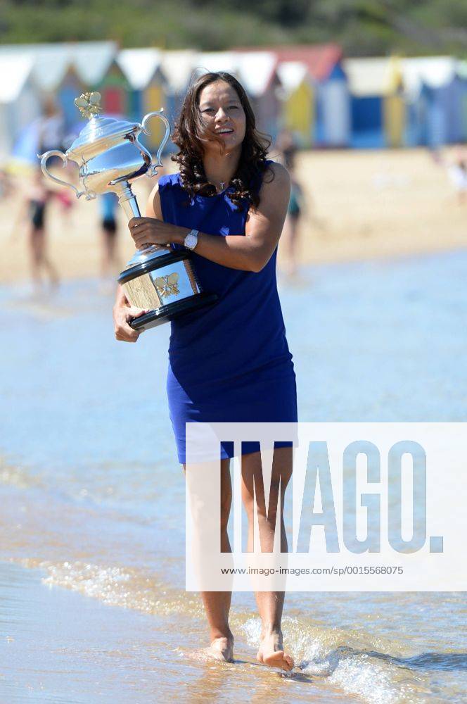 Li Na of China poses with the trophy on Brighton Beach in Melbourne, Australia, on Jan. 26, 2014. Li Na defeated Dominika Cibulkova of Slovakia in the women s singles final at the 2014 Australian Open tennis tournament and claimed the title on Jan. 25. (Xinhua Li Jundong) (SP)AUSTRALIA-MELBOURNE-TENNIS-LI NA