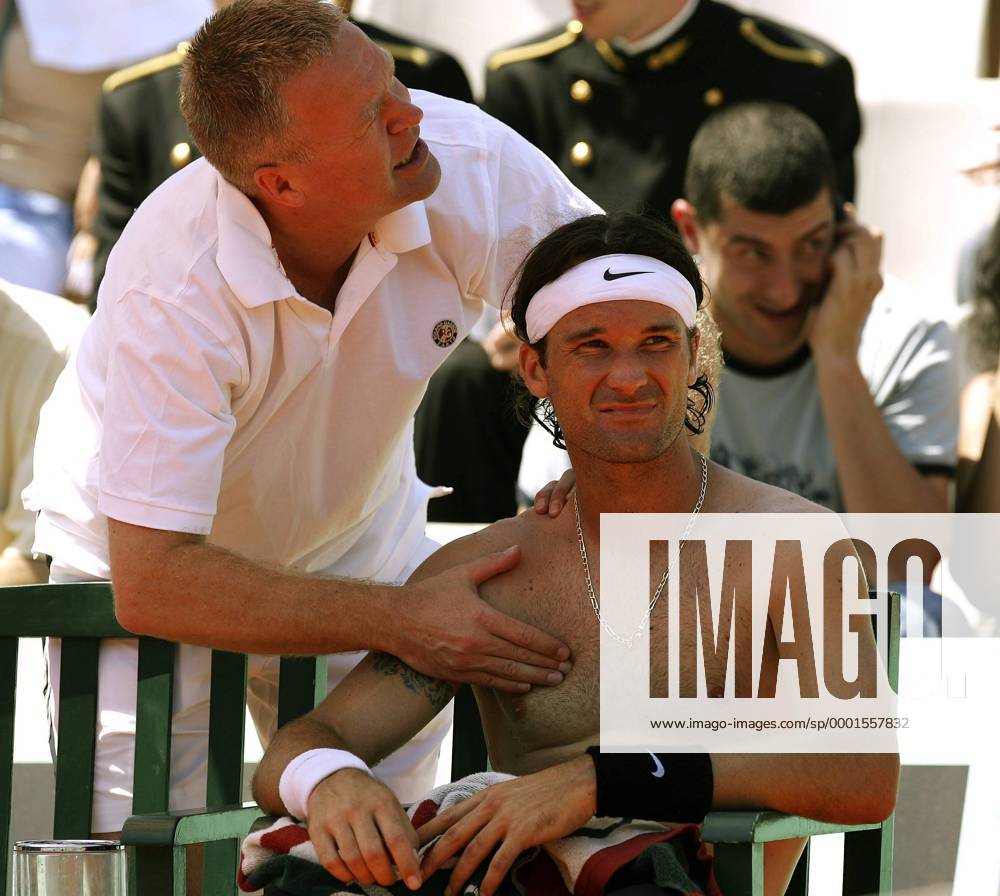 Carlos Moya (Spanien) lässt sich von einem Betreuer behandeln Tennis Herren French Open 2005, Grand Slam, ATP Tour Gruppe Roland Garros Paris Skepsis