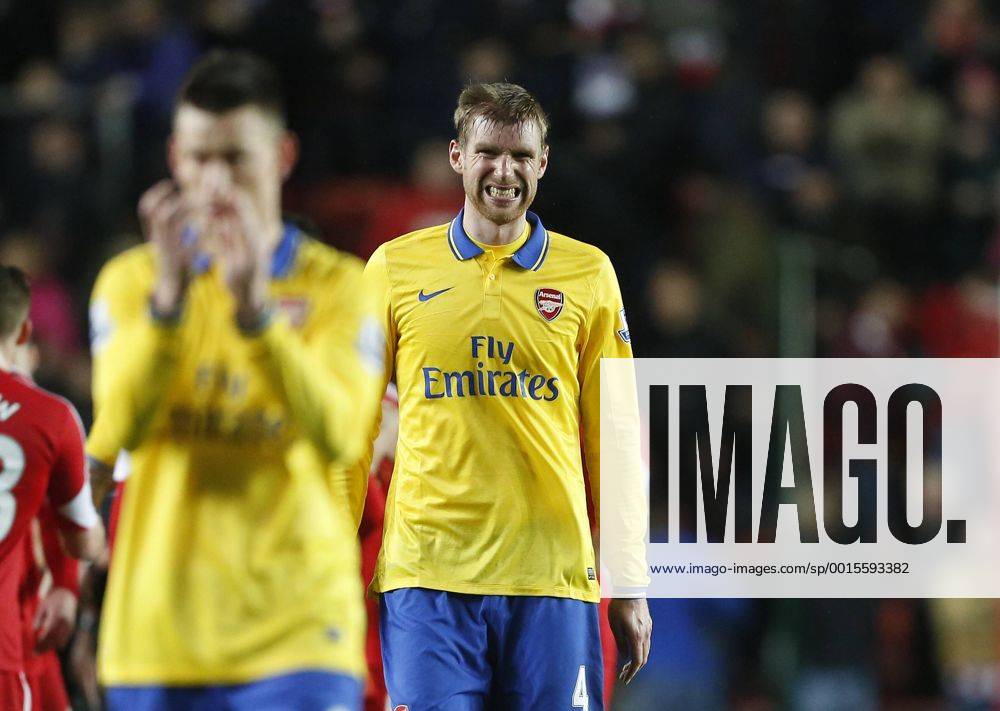 Arsenal s Per Mertesacker looks on dejected at the final whistle Southampton vs Arsenal - Barclays Premier League - St Mary s Stadium - Southampton - England - 28 01 2014 - Pic David Klein Sportimage .