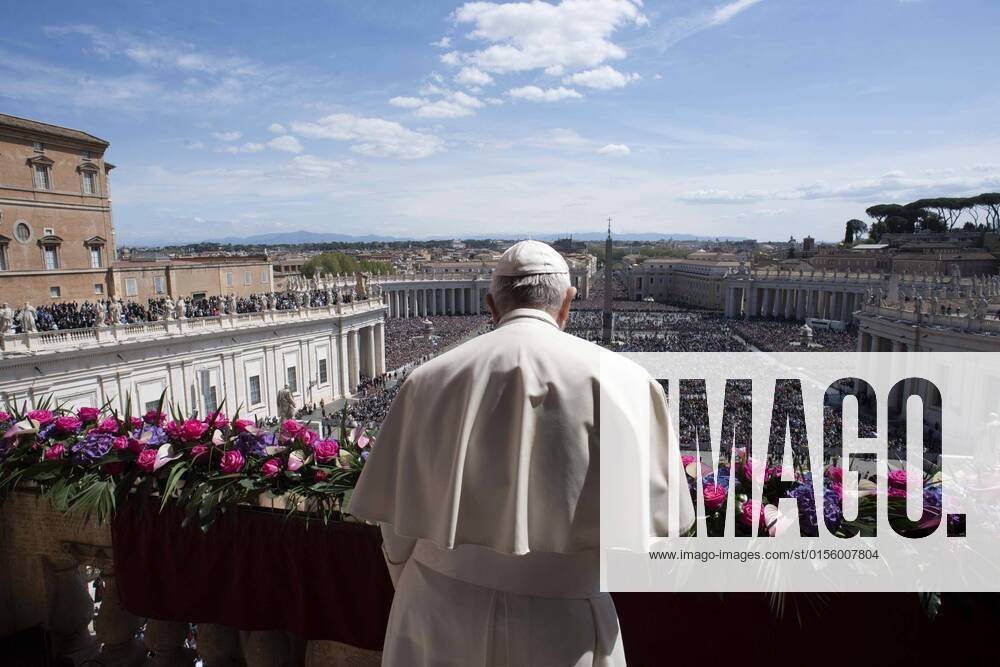 This handout picture made available by Press Office shows Pope Francis during the Easter Mass and Urbi et Orbi blessing in Saint Peter s square, Vatican City, 17 April 2022. ANSA Press Office handout Vatican City Vatican City - ZUMAa110 20220417_zaf_a110_041