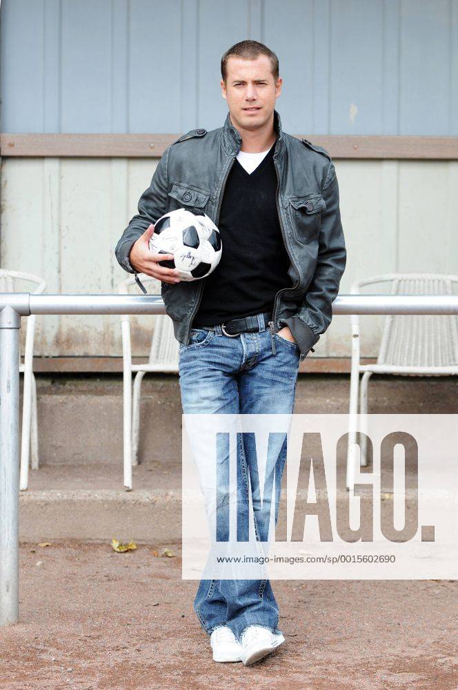 Shooting Lars Ricken --- Fussball --- 1.Bundesliga --- 28.07.2009 Lars Ricken, privat, auf seinem ersten Fußballplatz bei Eintracht Dortmund, Freisteller, Einzelbild, Shooting, Fussballgeschichte, Highlight