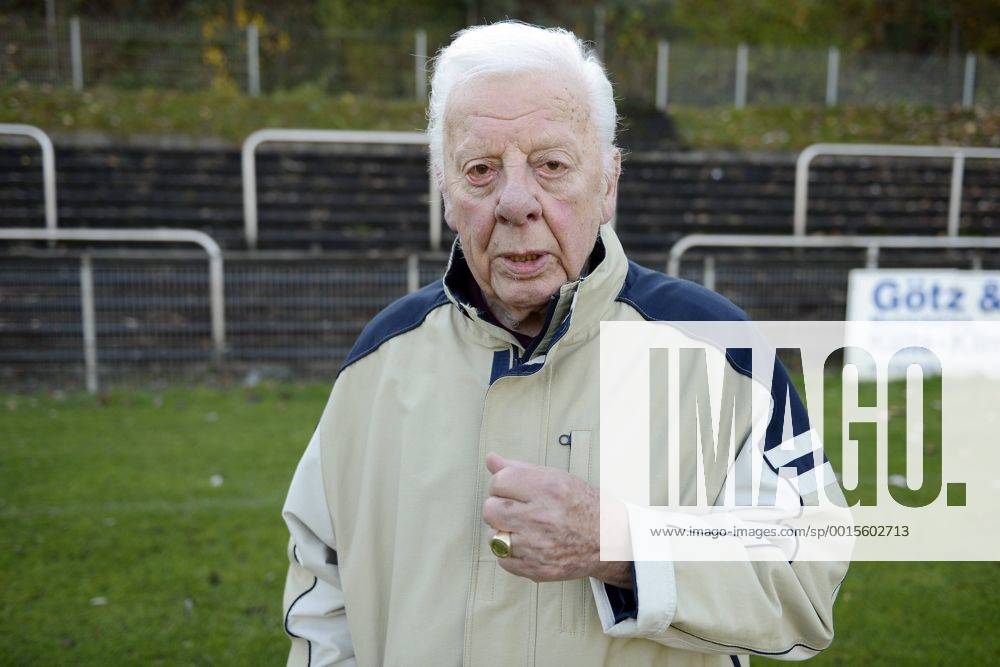 Fußball, Trainerhistorie, TeBe Berlin Shooting Günther Brocker --- Fussball --- 1.Bundesliga --- 22.11.2012 Günther, Guenther Brocker, privat, auf seinem ersten Fußballplatz beim Duisburger FV 08, zeigt seinen Schalker Meisterring von 1958, Einzelbild, halbe Figur, Shooting, Fussballgeschichte