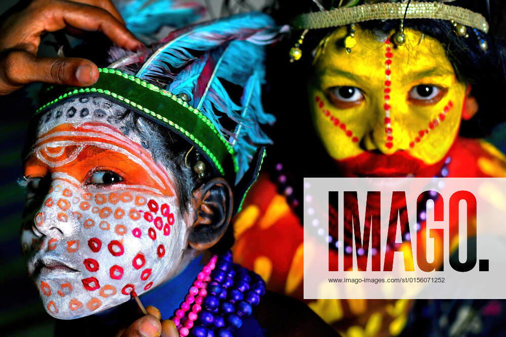 Young children pose with their faces painted as part of their Impersonating Act on the theme of different Tribal Cultures. For generations Bahurupi artists from West Bengal have been practicing in the art of face painting. Using their painting techniques they can easily metamorphose into different characters during a performance, which often represents tribal myths. These traditional artists scrape a living from their performances, relying on the generosity of audiences for their income. Kolkata India - ZUMAs197 20220417_zab_s197_068