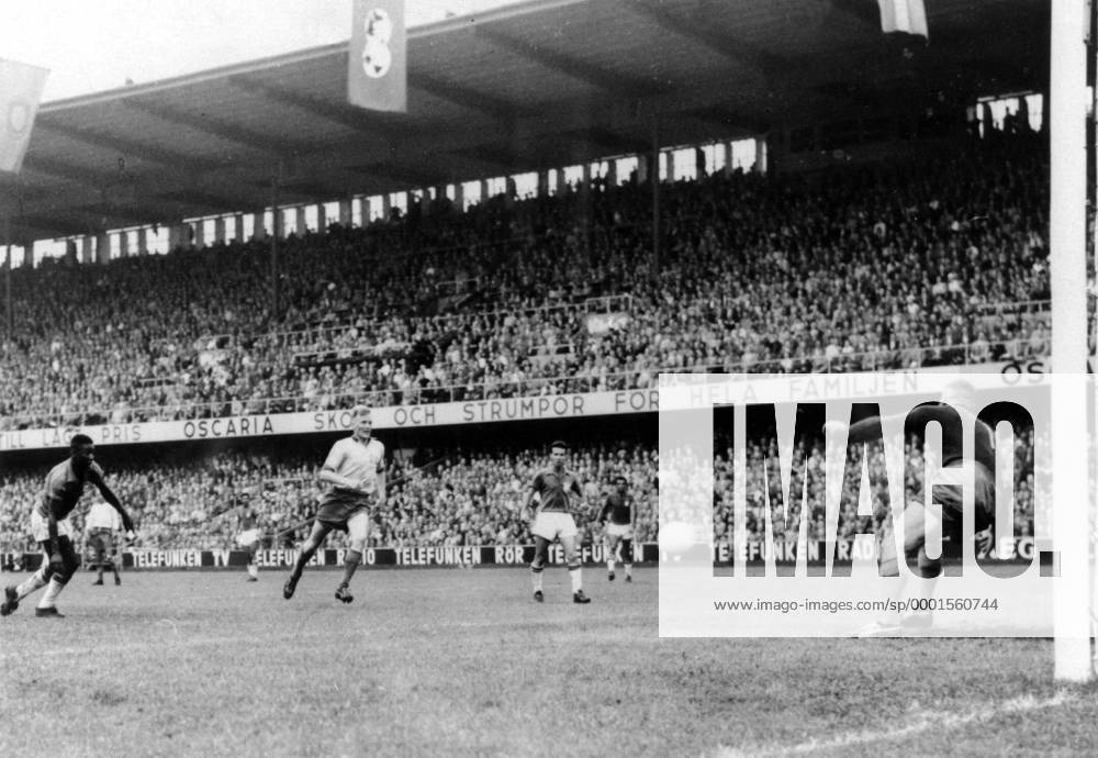 Fußball, WM 1958 in Stockholm, Finale Brasilien – Schweden 5 - 2 Pele (Brasilien, li.) trifft zum 3:1, Torwart Karl Svensson (Schweden) ist chancenlos - Fußball WM Herren Weltmeisterschaft 1958, Nationalmannschaft, Nationalteam, Nationaltrikot, Länderspiel, Finale Totale Rasunda Stadion Stockholm
