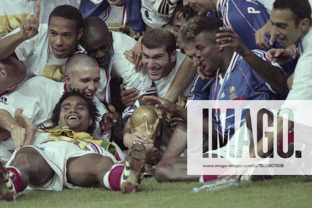 WM 1998, Frankreich wird Weltmeister mit einem 3:0 gegen Brasilien Jubel von Weltmeister Frankreich mit dem WM-Pokal, in der Mitte der doppelte Torschütze Zinedine ZIDANE, Finale, Brasilien BRA - Frankreich FRA 0:3, am 12.07.1998, Fussball WM Weltmeisterschaft 1998 in Frankreich, Â
