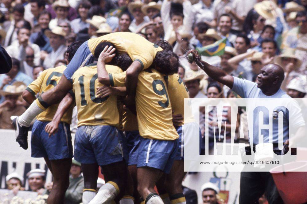 Jubel der Mannschaft von Brasilien, Jubeltraube, rechts jubelt Betreuer AMERIGO mit seinem Eimer, Freude, Fussball WM Weltmeisterschaft 1970 in Mexiko, Finale, Brasilien - Italien 4:1, am 21.06.1970 in Mexico City. Â