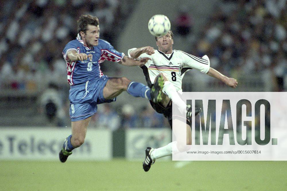 Lothar Matthäus, rechts, GER, im Zweikampf gegen Davor SUKER, CRO, Aktion, Viertelfinale Deutschland GER - Kroatien CRO 0:3, am 04.07.1998, Fussball WM Weltmeisterschaft 1998 in Frankreich, Â