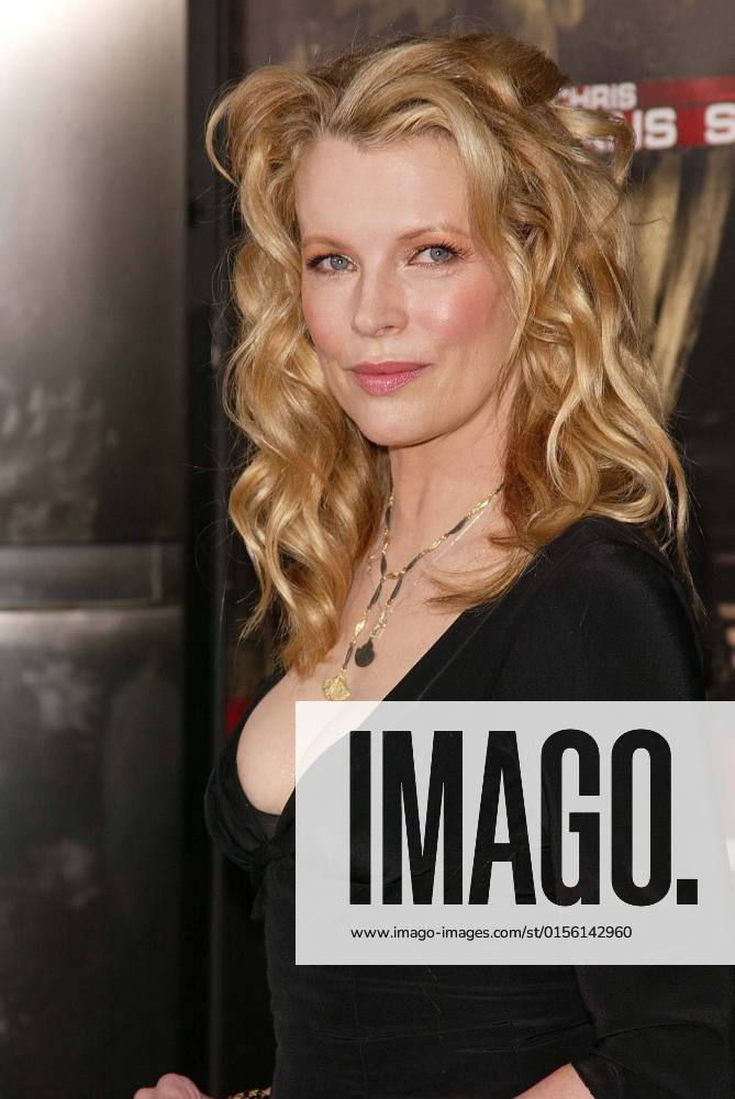 Kim Basinger at the Cellular Los Angeles Premiere, Arclight Theaters, Hollywood, CA 09-09-04 , 10762502.jpg, famous, event, fame, celebrity, talent, star, popular, people, person, entertainment,