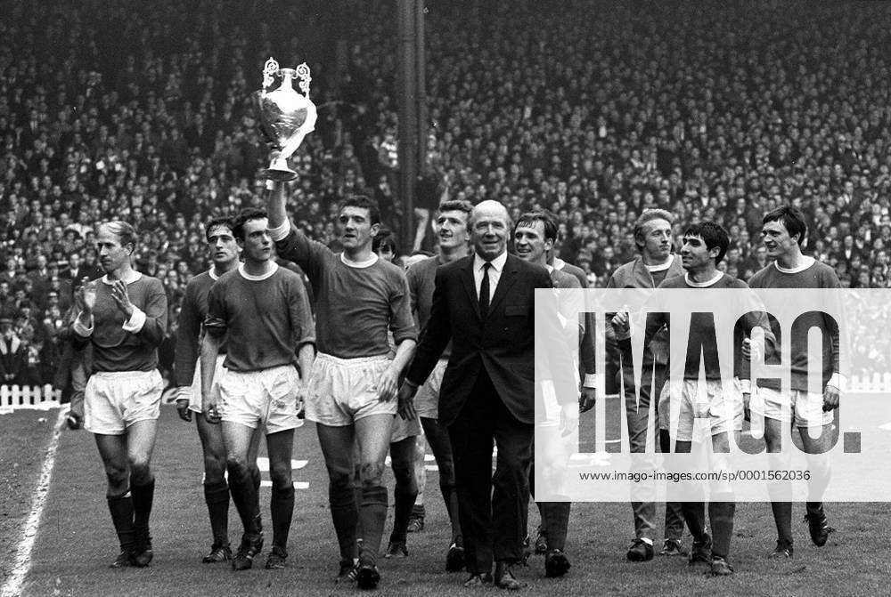 Bill Foulkes (Mitte) mit dem Meisterpokal, außerdem u.a.: Bobby Charlton (li.), John Aston (3.v.li.), Trainer Matt Busby, Dennis Law (3.v.re.), Tony Dunne (2.v.re.) und James Ryan (alle Manchester United, re.) - Fußball Herren English First Division 1966 1967, 1. Englische Liga, Manchester United, ManU Totale Manchester Freude,
