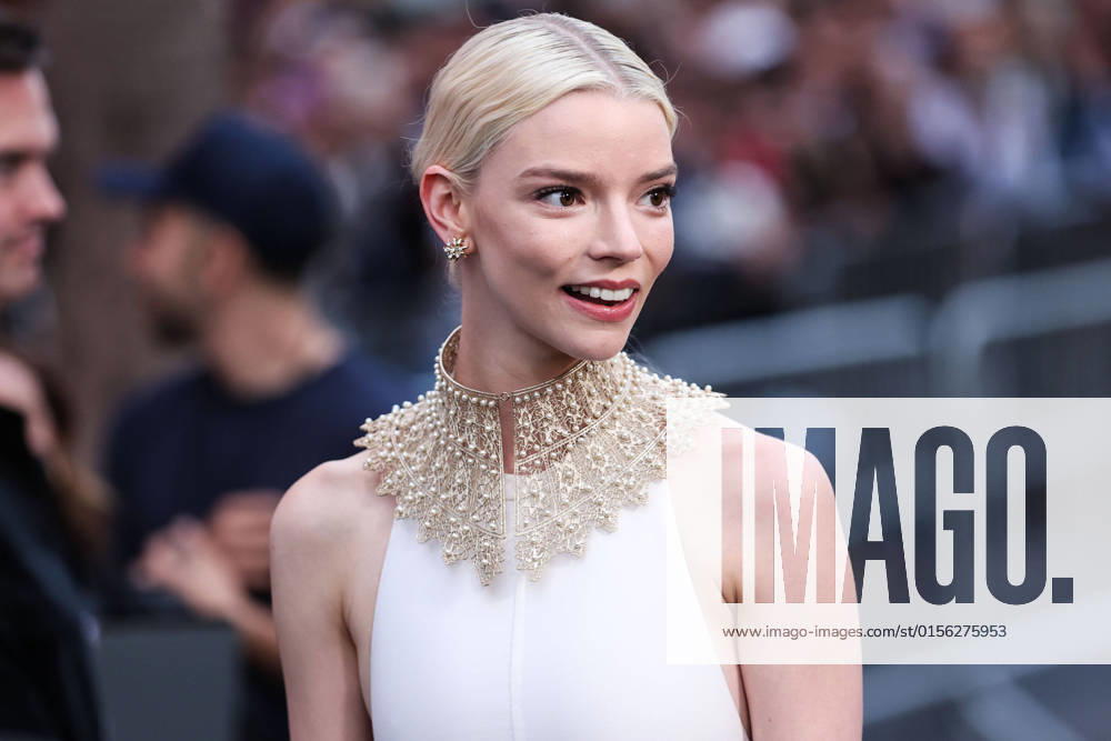 Anya Taylor-Joy, Archivbilder Los Angeles Premiere Of Focus Features The Northman Actress Anya Taylor-Joy wearing a Dior dress and gold collar necklace with a Tiffany and Co. bracelet, rings, and earrings arrives at the Los Angeles Premiere Of Focus Features The Northman held at the TCL Chinese Theatre IMAX on April 18, 2022 in Hollywood, Los Angeles, California, United States. TCL Chinese Theatre IMAX, Hollywood, Los Angeles, California California United States
