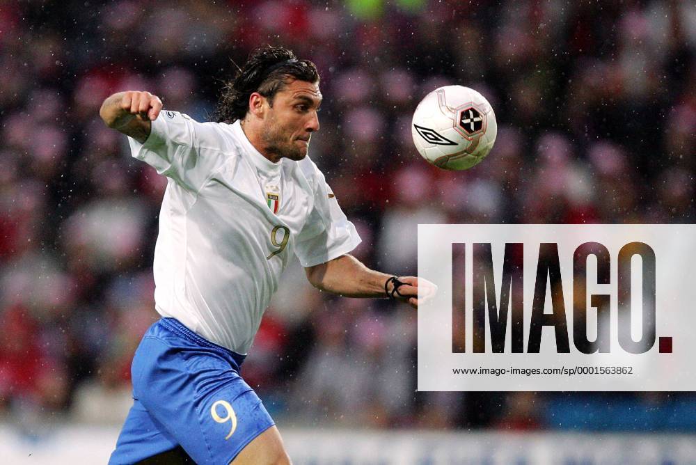 Christian Vieri (Italien) fixiert den Ball Fußball Länderspiel Herren Weltmeisterschaftsqualifikation 2005, Qualifikation, Länderspiel, Nationalmannschaft, Nationalteam Einzelbild Oslo