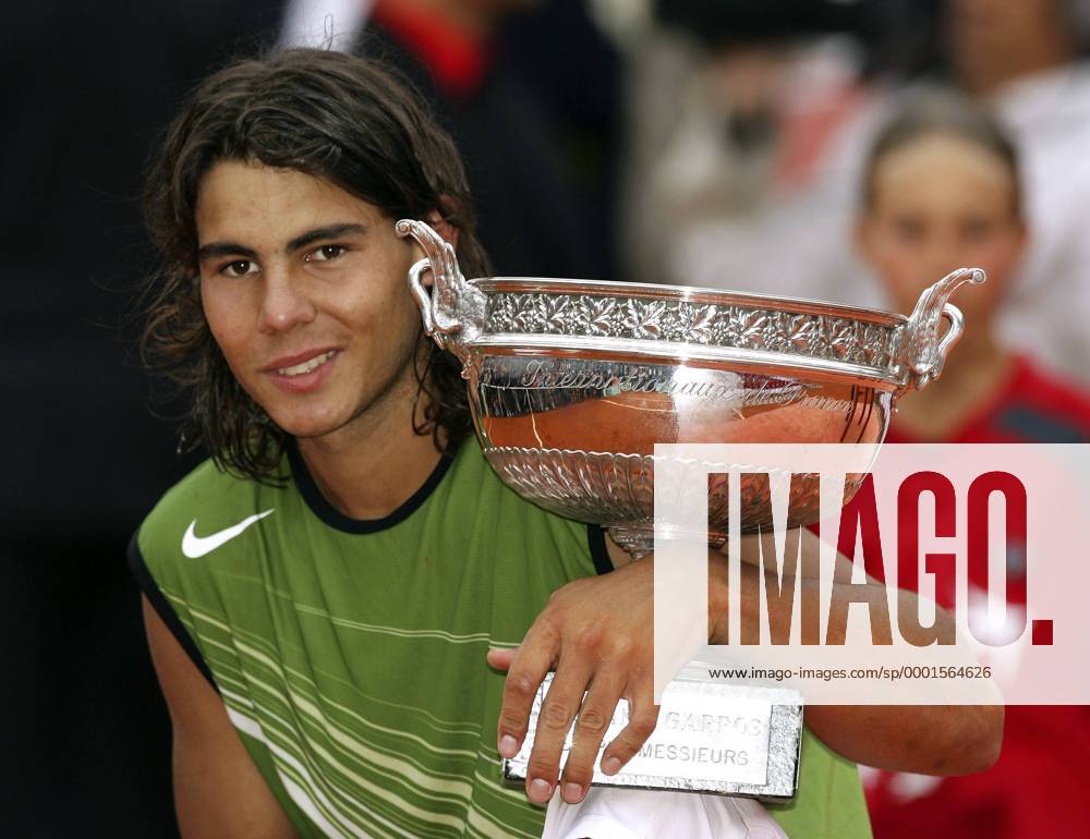French Open Sieger 2005 Rafael Nadal (Spanien) mit dem Pokal Tennis Herren French Open 2005, Grand Slam, ATP Tour, Finale, Endspiel Einzelbild Roland Garros Paris Freude,