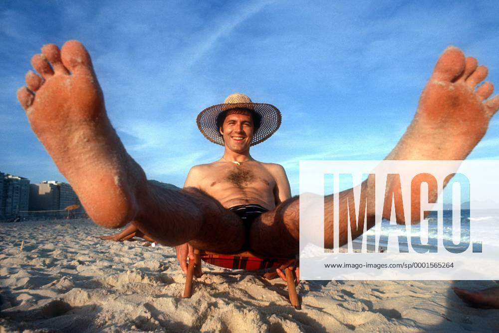 Franz Beckenbauer (Bayern) entspannt am Strand von Rio de Janeiro Fußball Herren Saison 1976 1977, FC Bayern München, Vneg Einzelbild Rio de Janeiro