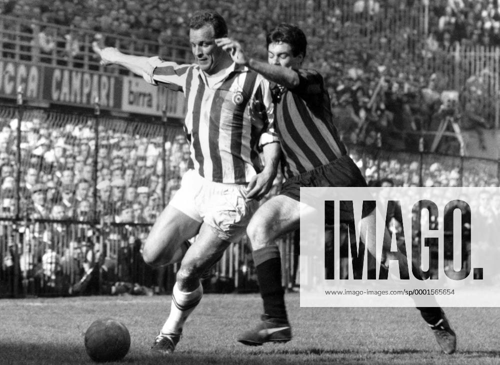 John Charles (Juventus, li.) setzt sich durch - Fußball Herren Serie A 1962 1963, 1. Italienische Liga, Juventus Turin - Internazionale Mailand 0:1, Inter, Juve Gruppe Turin Dynamik, Kampf,