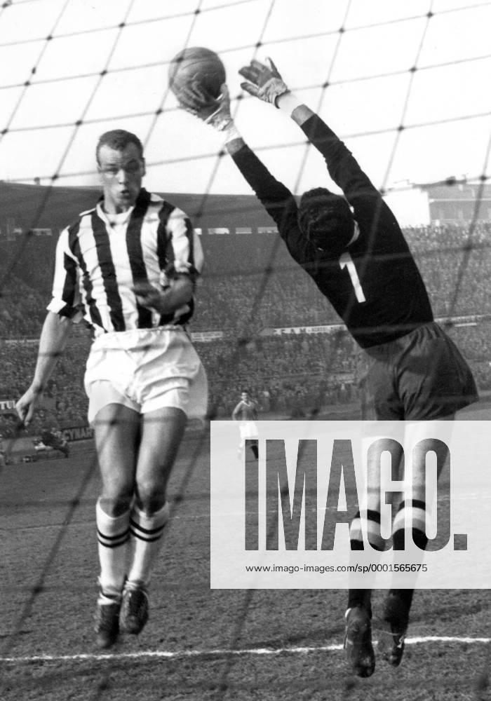 John Charles (Juventus, li.) kommt gegen den Neapolitaner Torwart zu spät - Fußball Herren Serie A 1962 1963, 1. Italienische Liga, SSC Neapel - Juventus Turin 0:0, Juve Gruppe Neapel Höhe, Kampf, Dynamik,