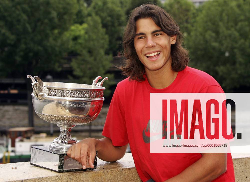 French Open Sieger Rafael Nadal (Spanien) mit seinem Siegerpokal Tennis Herren French Open 2005, Grand Slam, ATP Tour, Shooting, Fotoshooting, Fototermin Einzelbild Roland Garros Paris Freude,