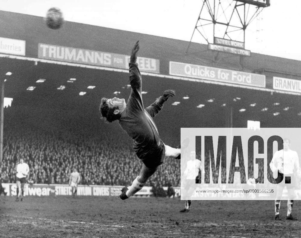Torwart Pat Jennings (Tottenham) muss sich mächtig strecken - Fußball Herren English First Division 1969 1970, 1. Englische Liga, Tottenham Hotspurs, Spurs Totale Manchester Dynamik, Höhe,