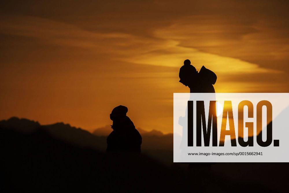 (140207) -- SOCHI, Feb. 7, 2014 (Xinhua) -- Two staff work on the top of Aibga Ridge in the morning in Sochi, Russia, Feb. 7, 2014. The opening ceremony for the 22nd Winter Olympic Games will kick off on Friday night here. (Xinhua Fei Maohua) (SP)OLY-RUSSIA-SOCHI-MOUNTAIN-MORNING