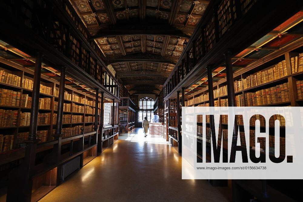 (220422) -- OXFORD, April 22, 2022 -- Photo taken on April 21, 2022 shows a view of Duke Humfrey s Library of the Bodleian Libraries in the University of Oxford, Britain. As the library service supporting the University of Oxford, Bodleian Libraries include the principal University library, the Bodleian Library, which has been a library of legal deposit for 400 years, as well as 27 other libraries across Oxford including major research libraries and faculty, department and institute libraries. Together, the Libraries hold more than 13 million printed items, over 80,000 e-journals and outstanding special collections including rare books and manuscripts, classical papyri, maps, music, art and printed ephemera. ) BRITAIN-OXFORD-BODLEIAN L