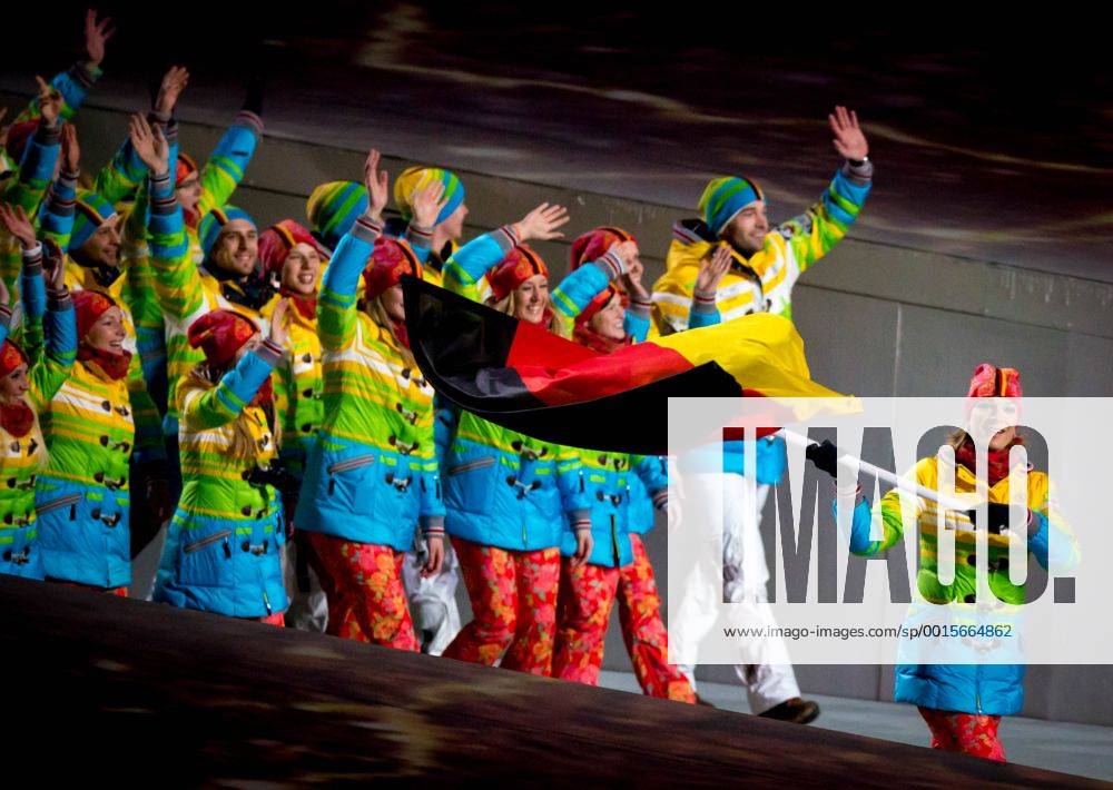 , Eröffnungsfeier Olympische Spiele im Bild: Skirennfahrerin Maria Höfl-Riesch (Deutschland) trägt bei der Eröffnungsfeier der Olympischen Winterspiele in Sotschi die deutsche Fahne