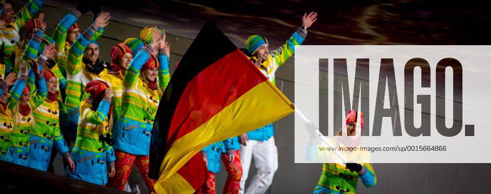 , Eröffnungsfeier Olympische Spiele im Bild: Skirennfahrerin Maria Höfl-Riesch (Deutschland) trägt bei der Eröffnungsfeier der Olympischen Winterspiele in Sotschi die deutsche Fahne