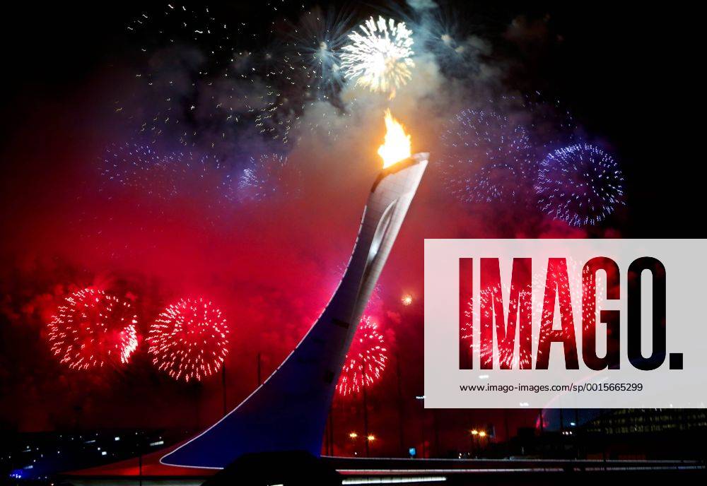 OLYMPIA - Olympische Spiele 2014, Eröffnungszeremonie SOTSCHI,RUSSLAND,07.FEB.14 - DIVERS, OLYMPIA, SKI ALPIN - Olympische Winterspiele Sotschi 2014, Eröffnungsfeier. Bild zeigt ein Feuerwerk und das Olympische Feuer.