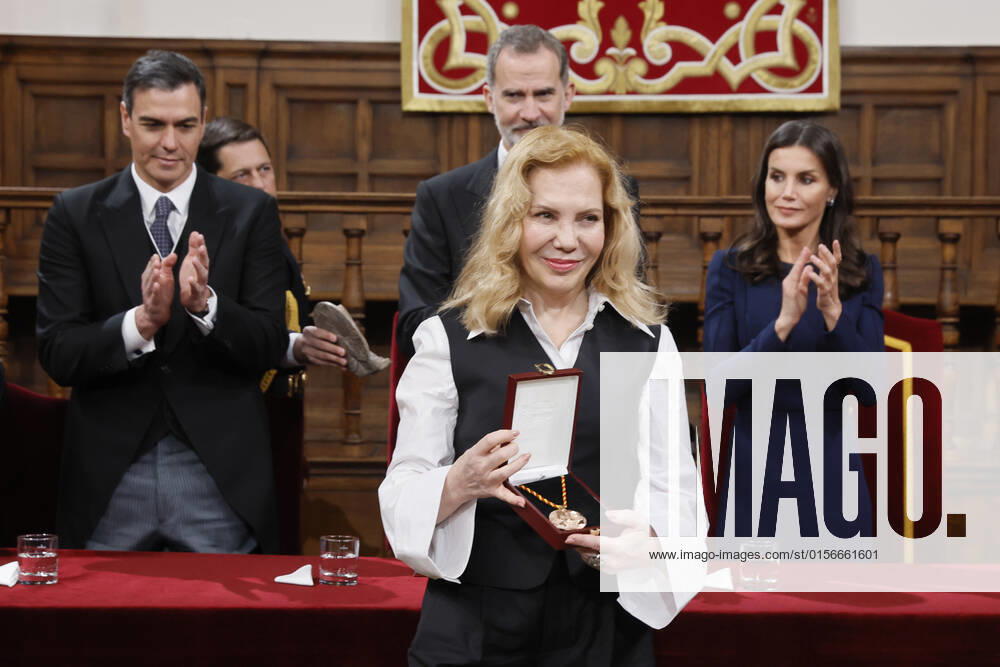 Argentinian actress Cecilia Roth collects Cervantes Award on behalf of Uruguayan author Cristina Peri Rossi Cervantes Award s gala ceremony at Alcala de Henares University in Madrid region, central Spain, 22 April 2022. Peri Rossi has been unable to be in the awarding ceremony due to her health condition. Cervantes Award s gala !ACHTUNG: NUR REDAKTIONELLE NUTZUNG!
