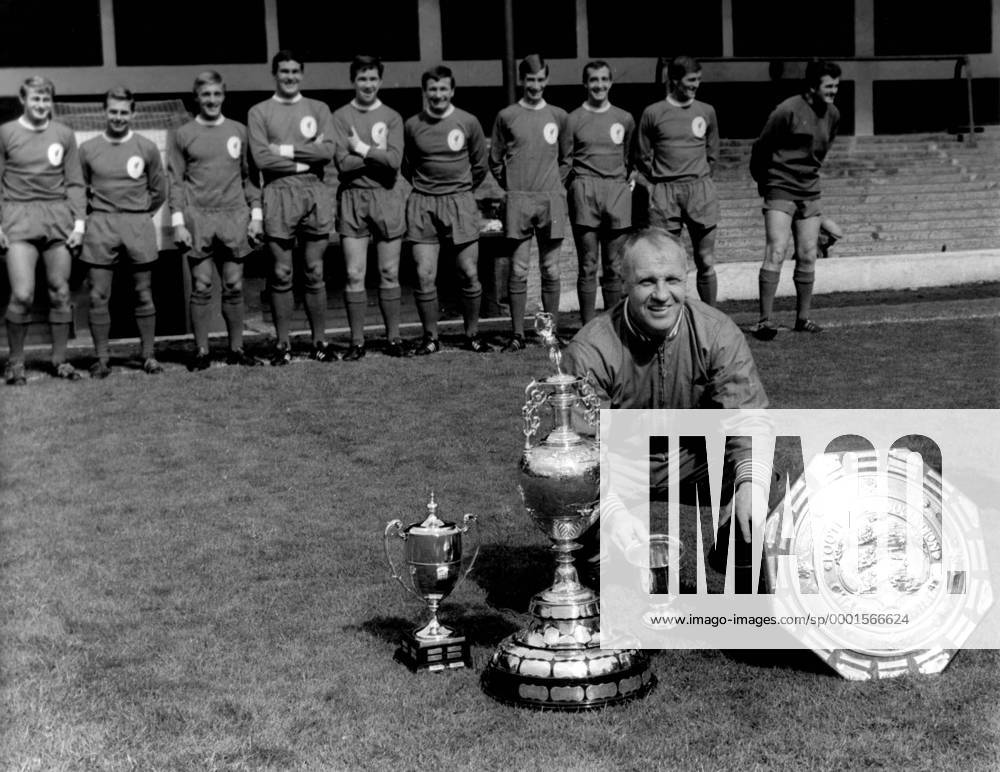 Trainer Bill Shankly (Liverpool) mit den 1966 unter seiner Regie gesammelten Trophäen, dem Charity Shield (re.) und dem Meisterpokal (li.) sowie zwei kleineren Trophäen - Fußball Herren English First Division 1965 1966, 1. Englische Liga, Charity Shield, Englischer Supercup Liverpool