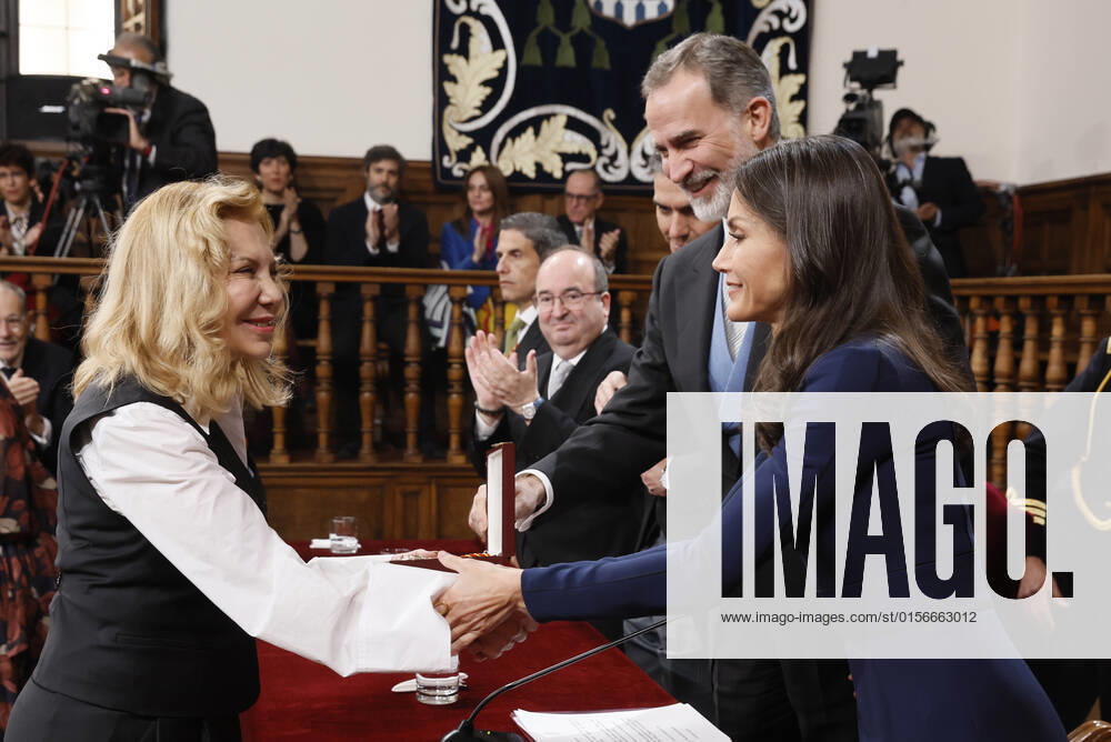 Spain s King Felipe VI and Queen Letizia hand over the Cervantes Award 2021 to Argentinian actress Cecilia Roth (L), who collects it on behalf of Uruguayan author Cristina Peri Rossi Cervantes Award s gala ceremony at Alcala de Henares University in Madrid region, central Spain, 22 April 2022. Peri Rossi has been unable to be in the awarding ceremony due to her health condition. Cervantes Award s gala !ACHTUNG: NUR REDAKTIONELLE NUTZUNG!