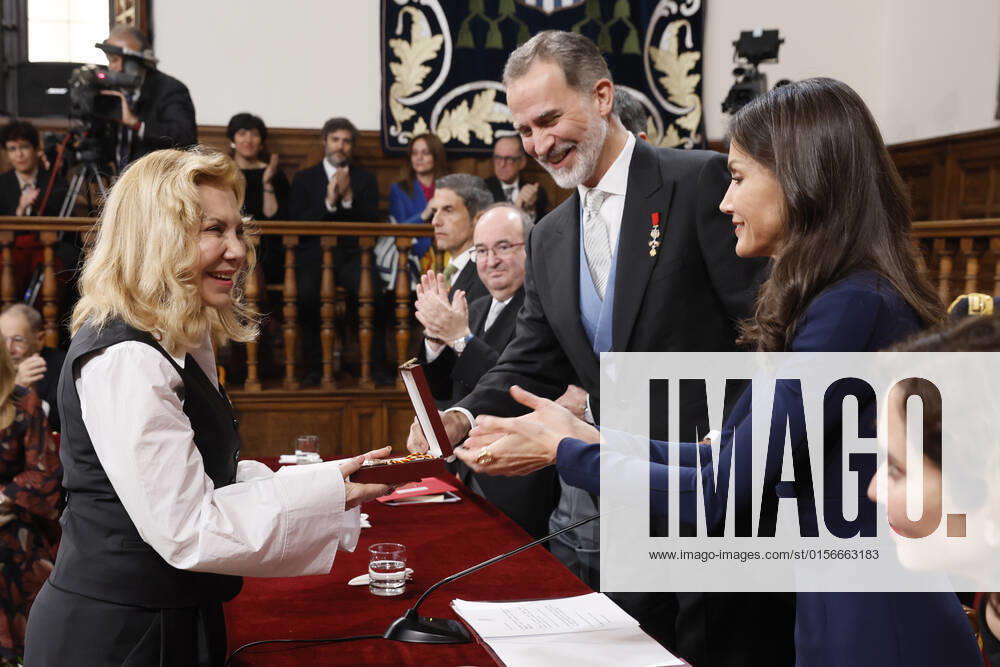 Spain s King Felipe VI and Queen Letizia hand over the Cervantes Award 2021 to Argentinian actress Cecilia Roth (L), who collects it on behalf of Uruguayan author Cristina Peri Rossi Cervantes Award s gala ceremony at Alcala de Henares University in Madrid region, central Spain, 22 April 2022. Peri Rossi has been unable to be in the awarding ceremony due to her health condition. Cervantes Award s gala !ACHTUNG: NUR REDAKTIONELLE NUTZUNG!