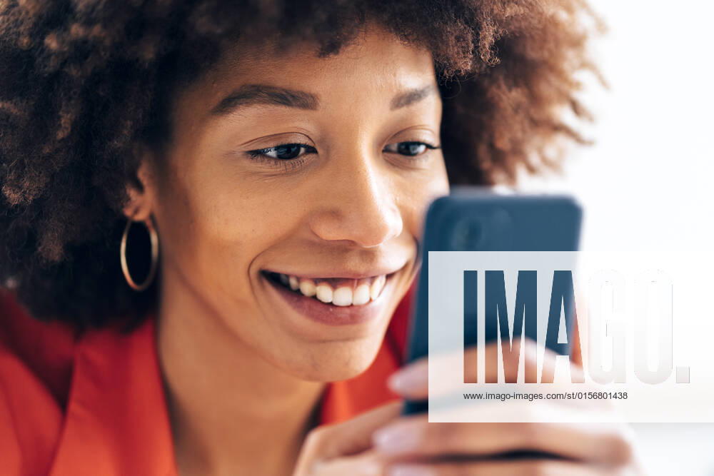 Happy businesswoman surfing net through smart phone model released, Symbolfoto property released, GIOF15454