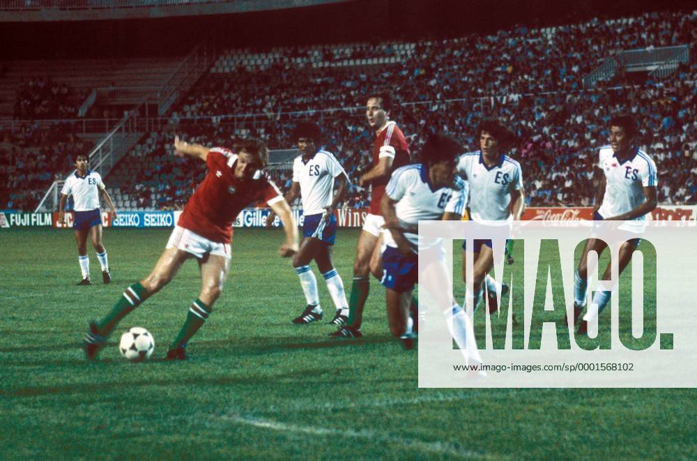 Laszlo Kiss (li.) zieht ab, Tibor Nyilasi (3.v.li., beide Ungarn) schaut gespannt zu Fußball WM Herren Weltmeisterschaft 1982, Länderspiel, Nationalmannschaft, Nationalteam, Nationaltrikot, Gruppe 3,Vdia Gruppe Elche Dynamik,