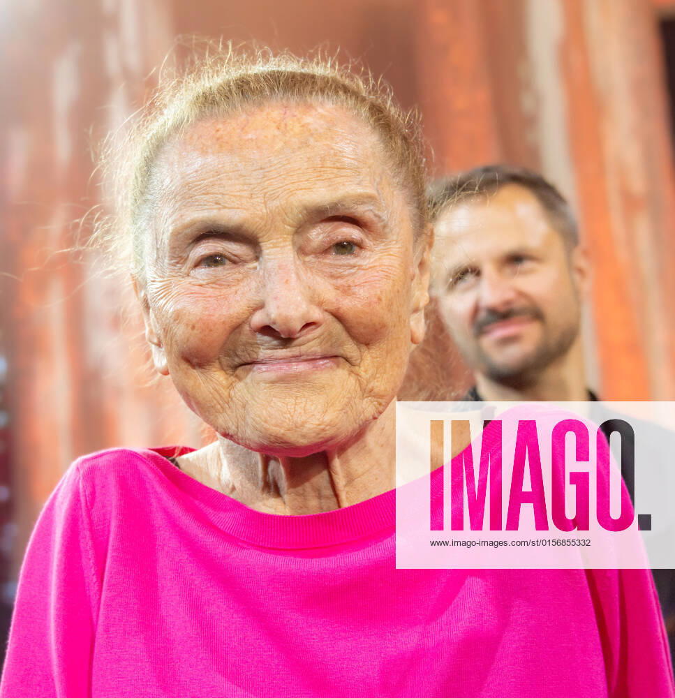 20220423 Kurier Romy Gala 2022 WIEN, OESTERREICH - 23. APRIL: Preistraegerin der Kurier Platin-Romy 2022 fuer ihr Lebenswerk Erni Mangold bei der Verleihung des deutschsprachigen Film- und Fernseh-Preises, die 33. Kurier Romy Gala 2022 im Festsaal der Wiener Hofburg am 23. April 2022 in Wien, Oesterreich. 220423_SEPA_17_028